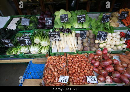 Nasschmarkt Flohmarkt am Samstag geöffnet und der größte Flohmarkt in Wien. Stockfoto