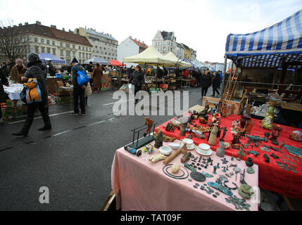 Nasschmarkt Flohmarkt am Samstag geöffnet und der größte Flohmarkt in Wien. Stockfoto