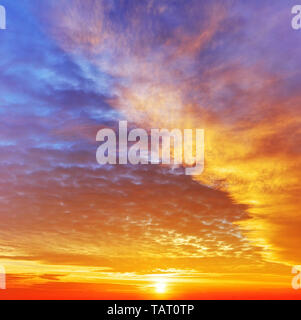 Himmel mit dramatischen bewölkter Sonnenuntergang und Sun Stockfoto