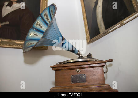 Alte Vinyl Schallplatten mit blauen Horn (Lautsprecher), im Museum der Stadt Kikinda ausgesetzt, Serbien Stockfoto