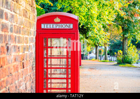 Traditionelle rote Telefonzelle auf der Straße von Hampstead Heath in London Stockfoto