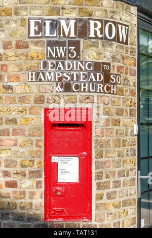 London, Großbritannien - 20 Oktober, 2018 - Traditionelle alten Englischen roten Briefkasten in einem Brink Wand in Hampstead montiert Stockfoto