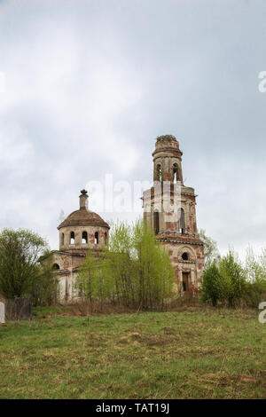 Ruinen einer alten, verlassenen russischen Kirche mit Glockenturm. Die Kirche der Geburt Christi in der Ortschaft Rozhdestvo in Twer Region, Russland Stockfoto