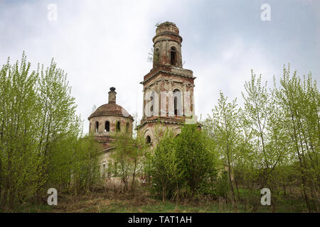 Ruinen einer alten, verlassenen russischen Kirche mit Glockenturm. Die Kirche der Geburt Christi in Rozhdestvo Dorf in der Region Tver, Russland Stockfoto