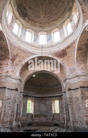 Die Ruinen der alten, verlassenen Kirche. Reste von Fresken an den Wänden. Kirche der Geburt Christi in Dorf Rozhdestvo, Tverer Gebiet, Russland Stockfoto