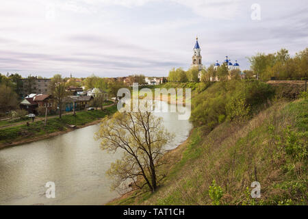 Malerische Stadtbild Kaschin Stadt im Frühjahr, Auferstehung Kathedrale auf dem hohen Ufer des Flusses Kashinka, Tverer Gebiet, Russland Stockfoto