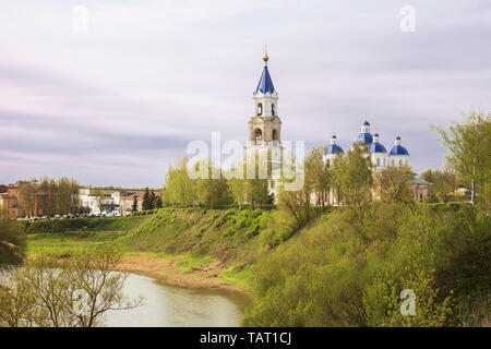 Malerische Stadtbild Kaschin Stadt im Frühjahr, Auferstehung Kathedrale am Ufer des Flusses Kashinka, Tverer Gebiet, Russland Stockfoto