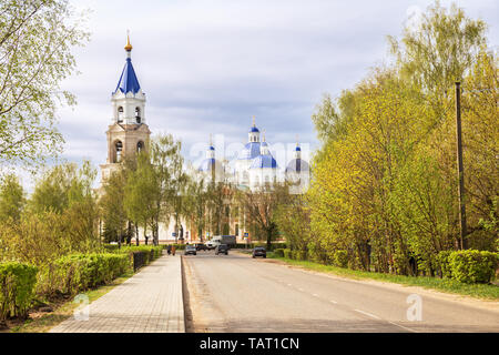 Malerische Stadtbild Kaschin Stadt im Frühling, mit Blick auf die Auferstehung Kathedrale, Tver Gebiet, Russland Stockfoto