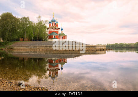 Uglitsch, Kreml, Kirche von tsarevich Dimitri auf Blut ist in ruhigen Wasser der Wolga im frühen Morgen wider. Region Jaroslawl, Russland Stockfoto