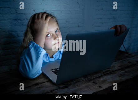 Erschrocken Trauriges Mädchen gemobbt auf Laptop leiden Cyber Mobbing Mobbing online. Schule Mädchen gedemütigt im Internet von den Mitschülern Verzweiflung ein Stockfoto