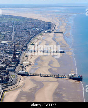 Aus der Luft Blackpool, an einem sonnigen Sommertag, North West England, Großbritannien Stockfoto