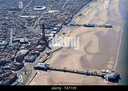 Aus der Luft Blackpool, an einem sonnigen Sommertag, North West England, Großbritannien Stockfoto