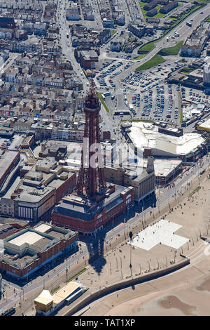 Aus der Luft Blackpool, an einem sonnigen Sommertag, North West England, Großbritannien Stockfoto