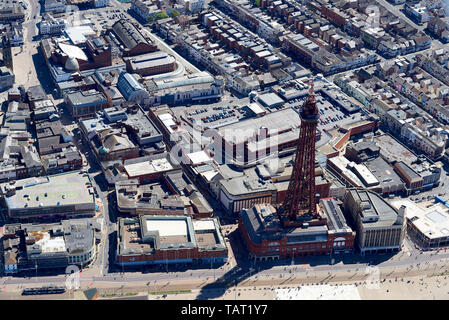Aus der Luft Blackpool, an einem sonnigen Sommertag, North West England, Großbritannien Stockfoto