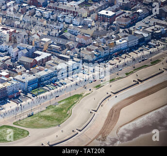 Aus der Luft Blackpool, an einem sonnigen Sommertag, North West England, Großbritannien Stockfoto