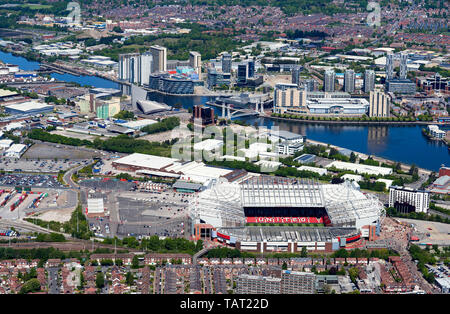 Old Trafford, das Zuhause von Manchester United, und Salford Quays, Salford, Manchester, North West England, Großbritannien Stockfoto