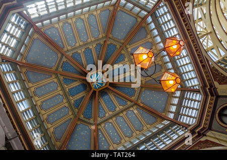 Ein Kronleuchter hängt von der Decke in Leadenhall Market im Finanzviertel der Stadt London Stockfoto