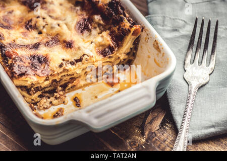 Rustikale italienische Lasagne Bolognese auf dunklem Hintergrund Stockfoto