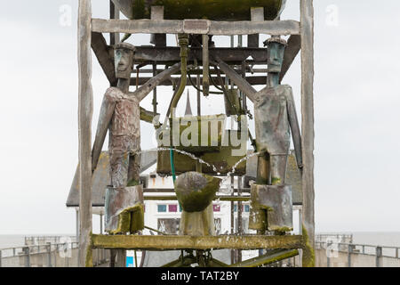 Southwold Pier Wasser Uhr skurrile Skulptur aus recycelten heißes Wasser Zylinder vorgenommen, Southwold, Suffolk, England, Großbritannien Stockfoto