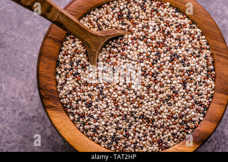 Bio Quinoa Körner im rustikalen Houten Stockfoto