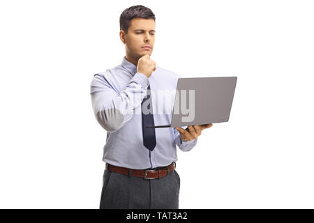 Professionelle Mann hält einen Laptop und Denken auf weißem Hintergrund Stockfoto