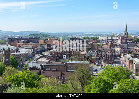 Blick auf die Altstadt von der Stadtmauer in Dudley Castle, Castle Hill, Dudley, West Midlands, England, Vereinigtes Königreich, Stockfoto