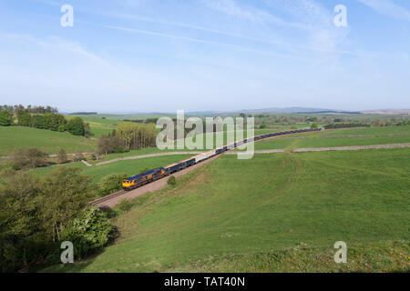 GB Railfreight Class 66 Lokomotive 66759 schleppen einen Zug auf der malerischen Freight Line zu Rylstone Steinbruch, nördlich von Skipton, Yorkshire, Stein. Stockfoto