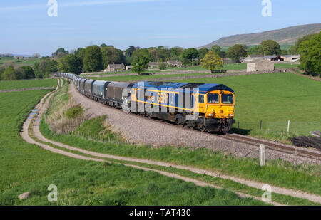 GB Railfreight Class 66 Lokomotive 66768 schleppen einen Zug auf der malerischen Freight Line zu Rylstone Steinbruch, nördlich von Skipton, Yorkshire, Stein. Stockfoto