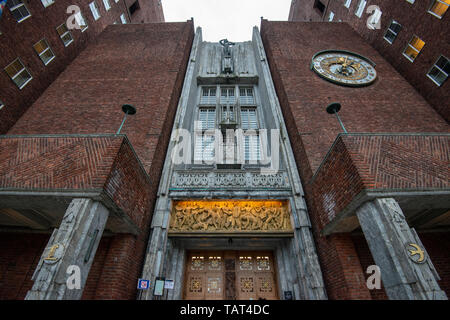 Nordseite mit der Astronomischen Uhr und der Haupteingang des Osloer Rathaus, Rådhusplassen, Oslo, Norwegen. Stockfoto