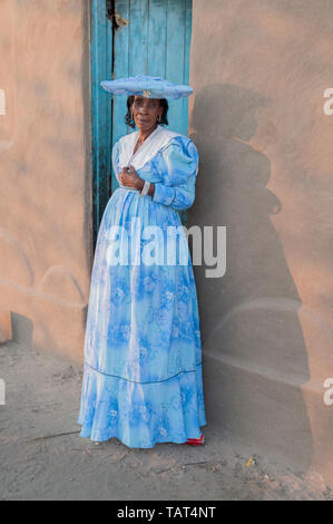 Frau in der Herero traditionelle Kleidung, auf dem lange Kleider aus dem missioneries des 1800's und Headress Rinder horn basierte Stockfoto