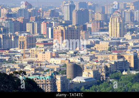 Ansicht der Architektur in der Nähe der Altstadt von Baku. Maiden's Tower. Stockfoto