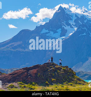 Platz Foto von jungen Touristen auf Pehoe See und die Anden Gipfel der Torres del Paine Nationalpark, Patagonien, Chile. Stockfoto