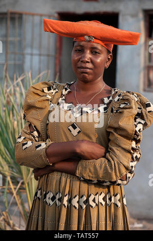 Frau in der Herero traditionelles Kleid, auf der langen Kleider von den Missionaren der 1800 und Headress Rinder horn basierte Stockfoto