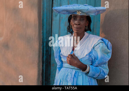 Frau in der Herero traditionelles Kleid, auf der langen Kleider von den Missionaren der 1800 und Headress Rinder horn basierte Stockfoto