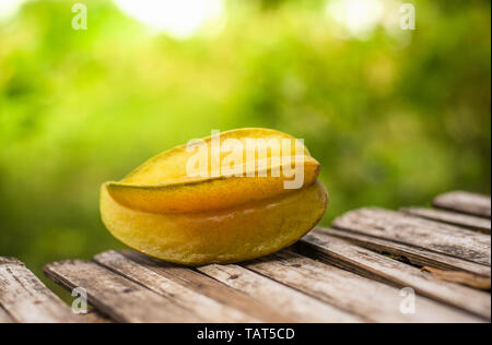 Tropische Früchte Sterne Apple auf Holz grüne Natur Hintergrund/Averrhoa carambola Stockfoto