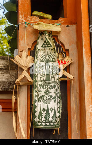 Balinesische Hindu gesponnen, Altar Dekoration gantung - gantungan und ein Gewebe lamak mit Dewi Sri für Nyepi Feier. Die Insel Bali, Indonesien Stockfoto