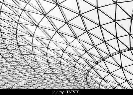 Gebäude aus Glas und Stahl mit Dreieck Muster Struktur. Futuristische Architektur. Neo-futurismus architektonischen Stil. Weißes Dreieck geometrische Kuppel Stockfoto