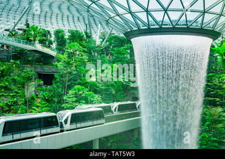 Singapur - 18. MAI 2019: HSBC Regen Wirbel, der weltweit höchsten Wasserfall bei Juwel Changi Airport. Grünen Wald in der Mall und dem Skytrain. Iconic Stockfoto