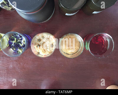 Bestandteile von Tee Stevia. Getrocknete Kräuter Tee Stockfoto