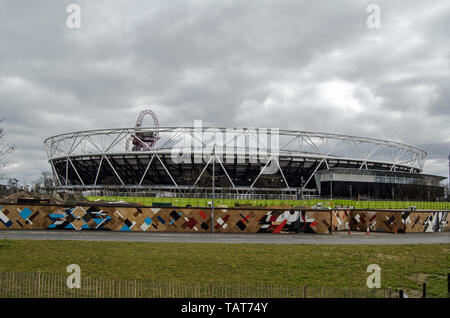 Blick auf die London Stadion in Stratford. Einst die Heimat der Olympischen Spiele, jetzt die Grundlage für West Ham Football Club. Stockfoto