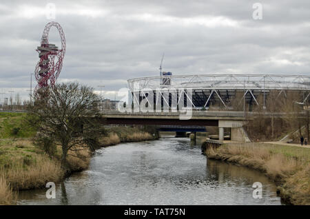 LONDON, UK, 19. MÄRZ 2016: Blick auf den Fluss Lea in Richtung London Stadion und Orbit Struktur im Queen Elizabeth Olympic Park, Stratford. Stockfoto