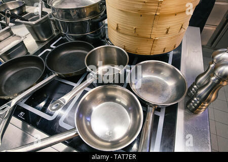 Töpfe, Pfannen und Dim Sum Baskets warten in der Küche verwendet werden. Stockfoto