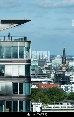Anzeigen einer Hamburg mit Wolkenkratzer vor und die Stadt im Hintergrund, im Sonnenlicht. Stockfoto