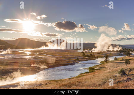 Am späten Abend Blick auf Dampf aus den vielen heißen Quellen von Midway Geyser Basin im Yellowstone National Park, Wyoming, USA. Stockfoto