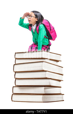 Asiatische nettes Mädchen mit Brille und Rucksack sitzen auf dem Stapel Bücher auf weißem Hintergrund. Zurück zu Schule Konzept Stockfoto