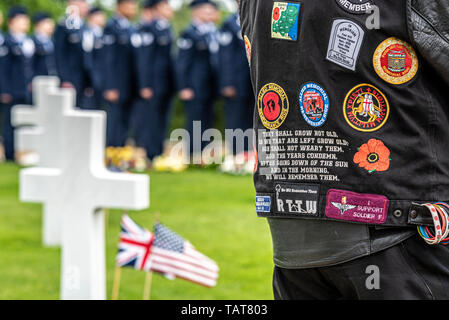 Uns Memorial Tag der Erinnerung Veranstaltung in Cambridge amerikanischen Friedhof und Denkmal, Cambridgeshire, Großbritannien. Biker Lederjacke mit für die Gefallenen text Stockfoto