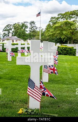 Kreuz ein Genosse in den Armen - Unbekannt - uns Memorial Tag der Erinnerung Veranstaltung in Cambridge amerikanischen Friedhof und Denkmal, Cambridgeshire, UK gewidmet. Stockfoto