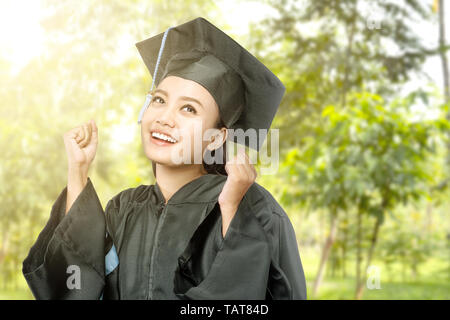 Asiatische Frau in mortarboard hat seinem Studium. Staffelung Konzept Stockfoto