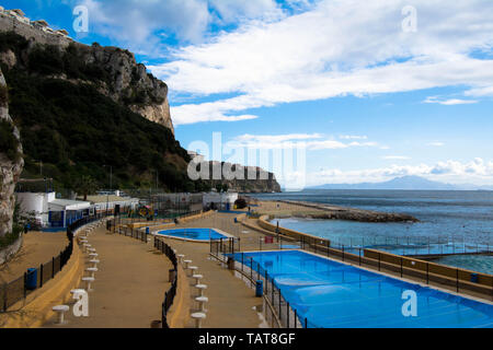 Küste von Gibraltar Felsen und Wolken Himmel Swimmingpool Sitze Blick Blick Küste Marokko blauer Wasserweg Spaziergänge Sand Ozean alte Geschichte Geschichte Stockfoto