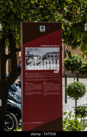 LA CROIX DE FER ET LA BORNE-FONTAINE (Erlaßjahr 1827 - General de Lattre de Tassigny) LENTRÉE DE LA VILLE SAINT TROPEZ, Frankreich Stockfoto